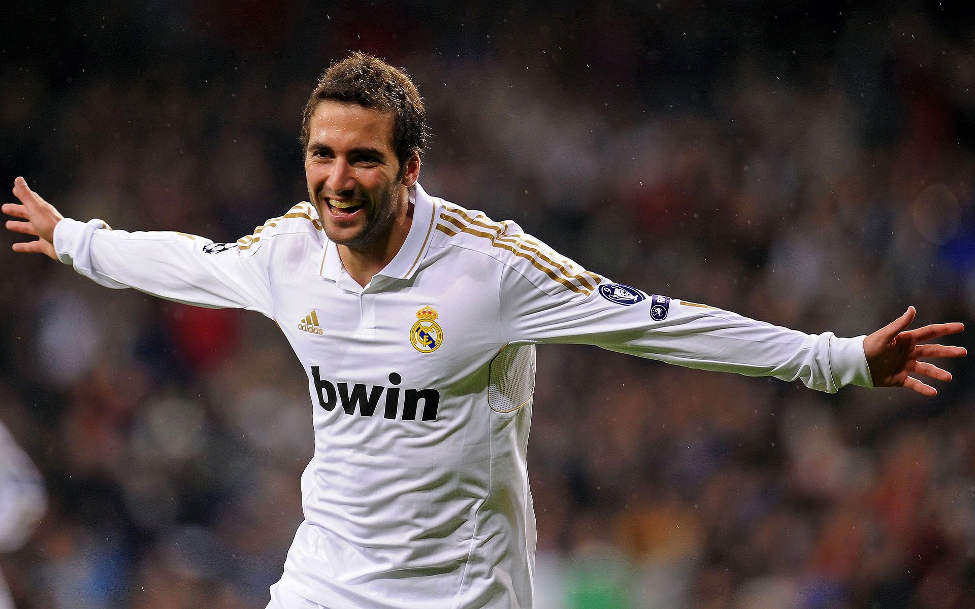 女篮姑娘的微笑传递温暖与力量,女篮女孩